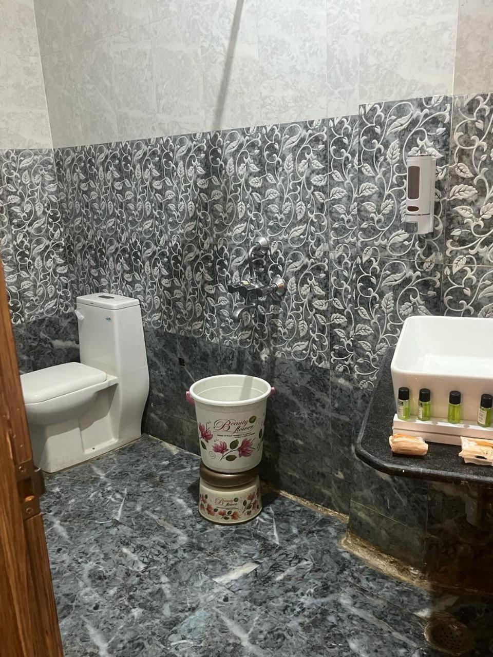 Kashi Inn Varanasi Eksteriør bilde